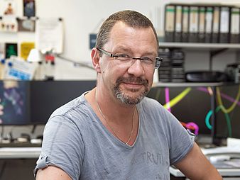 Mann lächelt in Kamera