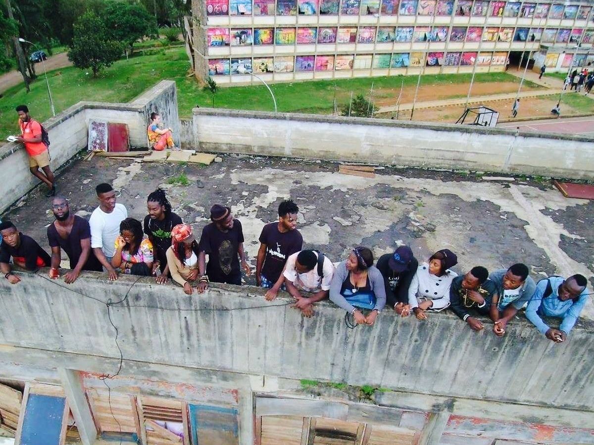 Studierende auf dem Gebäudedach auf dem Campus Yaounde