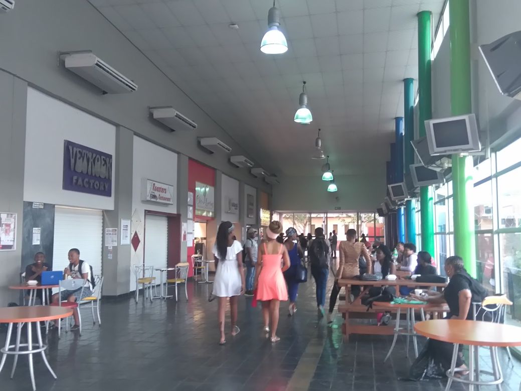 Bloemfontein, Studierende im Unigebäude
