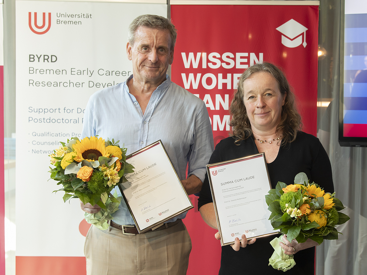 Preisträger:innen mit Urkunden und Blumen