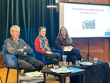 Die Autorin mit der Moderatorin und dem Übersetzer