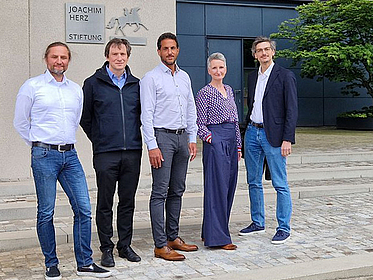 Gruppenfoto der Gewinnerinnen und Gewinner vor der Joachim Herz Stiftung