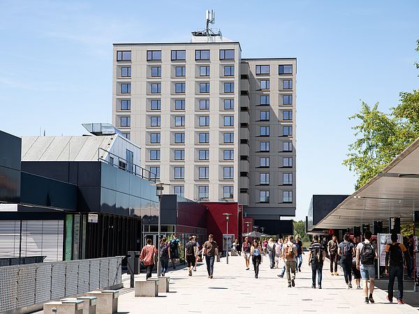Boulevard Der Universitäts-Boulevard mit der Wohnanlage Campus im Hintergrund.