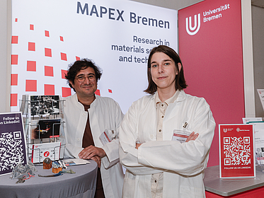 Zwei MAPEX Teammitglieder am Stand auf der Messe Die Praxisbörse.