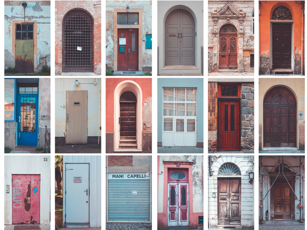 verschiedene bunte Türen