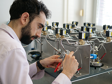 Wissenschaftler schraubt an einem Gerät