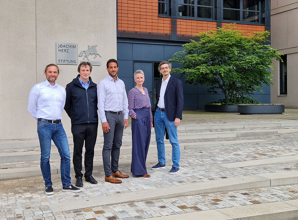 30 Millionen Euro für erstes Zentrum für beschleunigten Technologietransfer Gruppenfoto der Gewinner:innen vor der Joachim Herz Stiftung.