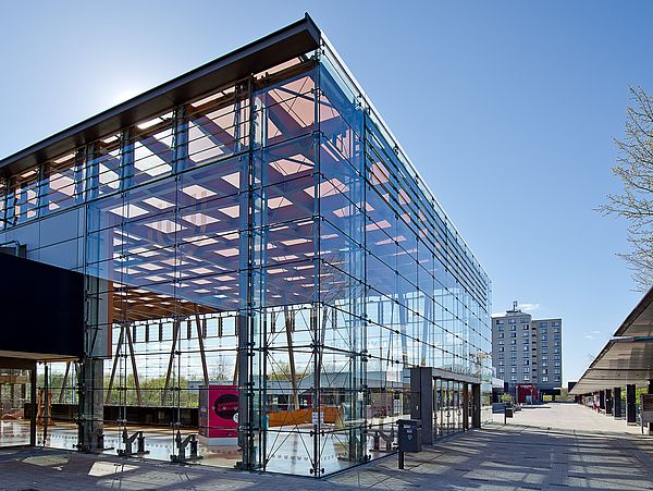 Sicht vom Boulevard auf Glashalle.