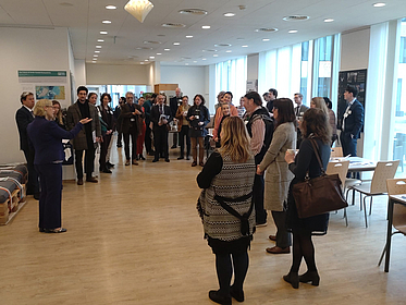 Die Teilnehmenden während der Ausstellungseröffnung durch Signe Ratso, Vize-Direktorin der Generaldirektion Forschung und Innovation der Europäischen Kommission