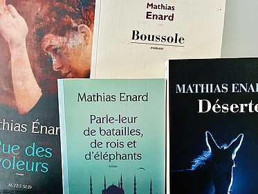 Buchcover auf einem Tisch