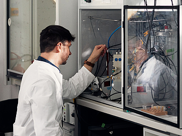 Projekt Kerzenmacher, Labor, Guillaume Pillot