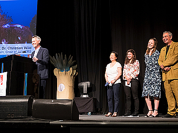Christian Wild mit seinem Team bei der Eröffnungsveranstaltung des 15. Internationalen Korallenriffsymposiums im Juli 2022 in Bremen