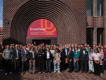 Gruppenfoto von ca. 90 teilnehmenden des MAPEX Jubiläumssymposiums 2025