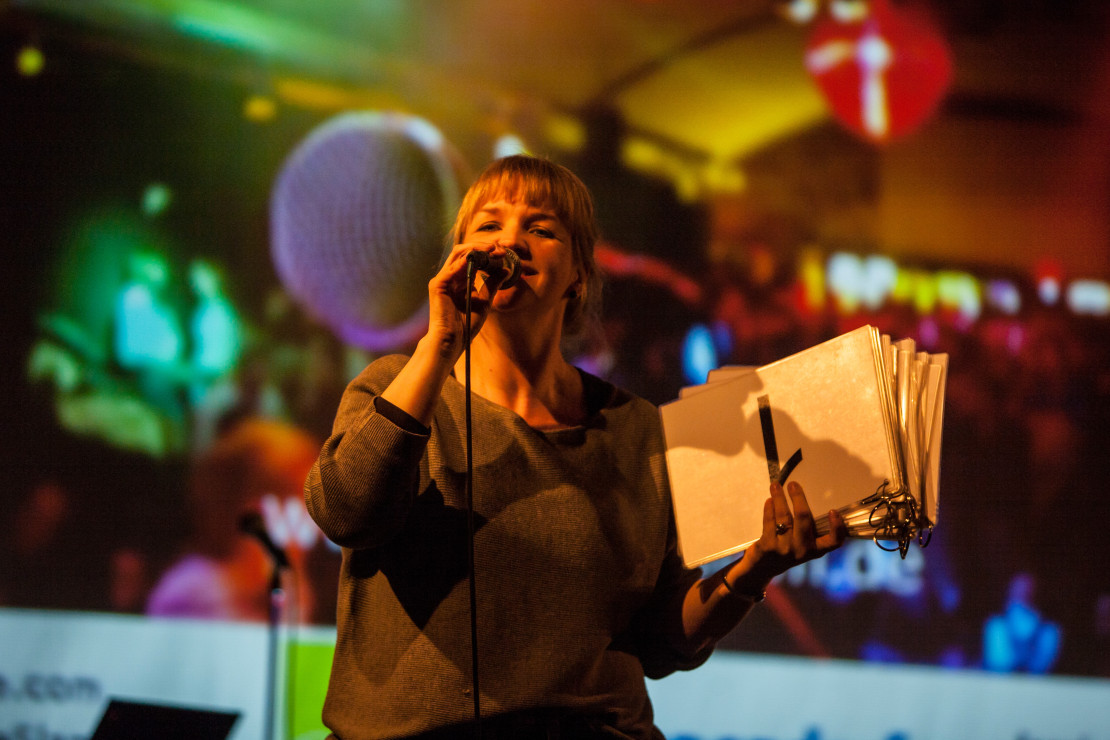 Science Communication Workshop Eine Science Slammerin mit Mikrofon.