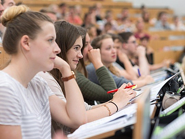 Welche Studiengänge kann ich in Bremen an welcher Hochschule studieren? Die Teams der Studienberatungen beantworten wichtige Fragen.