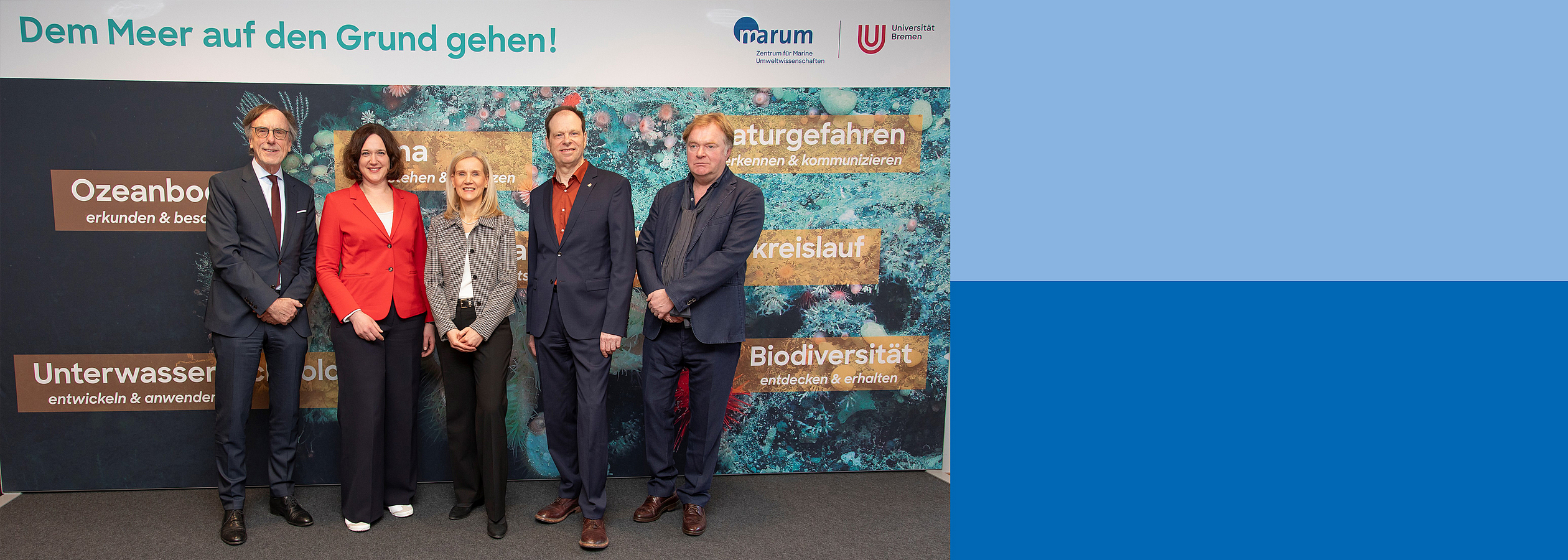 Staatssekretär Karl-Eugen Huthmacher (BMBF), Senatorin Kathrin Moosdorf, Uni-Rektorin Jutta Günther, MARUM-Direktor Kai-Uwe Hinrichs, Architekt Jens Kruse stehen vor einem Transparent mit Unterwasseraufnahmen.