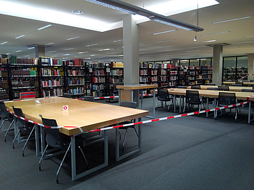 Absperrbänder in der Bibliothek