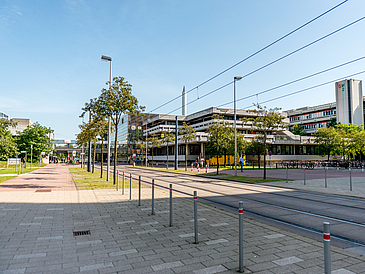 Die Haltestelle Zentralbereich und das Studentenhaus.