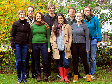 Gruppenbild mit drei jungen Männern und fünf jung Frauen