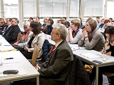 Blick in einen Saal mit Publikum