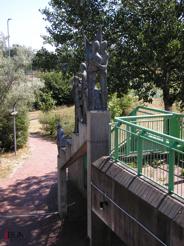 Das Foto zeigt die Bronzeplastik "Massensport" von Waldemar Otto am Sportturm der Universität Bremen