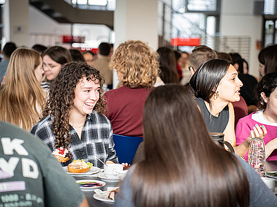 Internationale Studierende beim Begrüßungsfrühstück in der Mensa