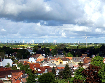 Stadt mit Windrädern im Hintergrund