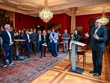 Bürgermeister Dr. Andreas Bovenschulte spricht vor den Mitarbeitenden der Universität Bremen