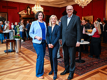 Bürgermeister Dr. Andreas Bovenschulte, Prof. Dr. Jutta Günther, Rektorin der Universität Bremen und Kathrin Moosdorf, Senatorin für Umwelt, Klima und Wissenschaft beim Senatsempfang für die Exzellenzcluster-Teams der Universität Bremen.