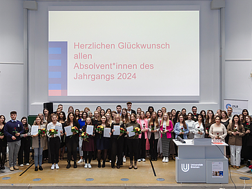 Gruppenfoto der Absolventinnen und Absolventen