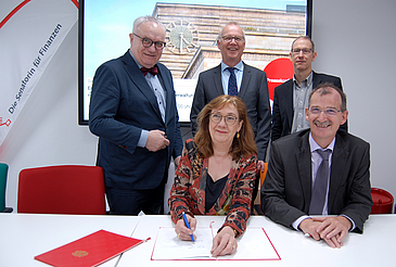 Karoline Linnert und Johann Bizer (sitzend), Henning Lühr, Bernd Scholz-Reiter und Andreas Breiter (stehend, von links)