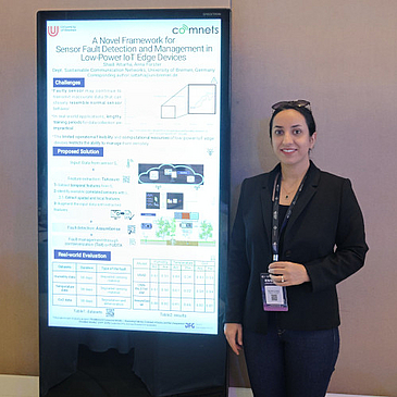 Shadi Attarha vor ihrem Poster. Das Poster mit dem Titel "A Novel Framework for Sensor Fault Detection and Management in Low-Power IoT Edge Devices" ist auf der linken Seite zu sehen.