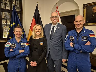 Jutta Günther mit Bürgermeister Andreas Bovenschulte, Austronautin Amelie Schoenenwald und Astronaut Alexander Gerst.