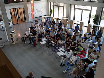 Präsentation von Studierenden mit dem Unternehmen Topas