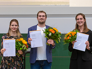 Den mit insgesamt 500 Euro dotierten Förderpreis teilen sich in diesem Jahr drei Preisträger:innen.