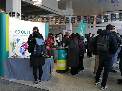 Studierende an dem Infostand des International Office