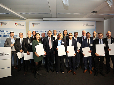 Gruppenbild: Die Gewinner des KI-Innovationswettbewerbs