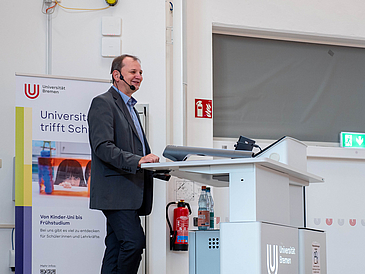 Professor Michal Kucera, Konrektor für Forschung und Transfer der Universität Bremen hält das Grußwort