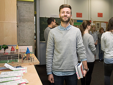 Junger Mann mit Büchern unter dem Arm 