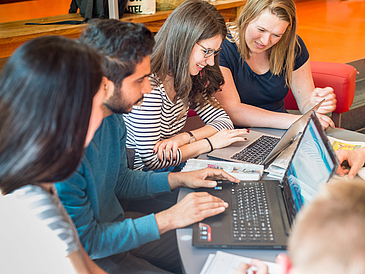 Studierende am Laptop