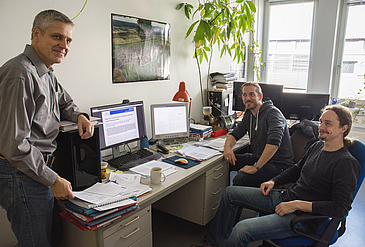 Drei Männer in einem Büro