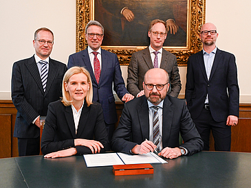 Unterzeichnung des Kooperationsvertrages von HWWI, Universität Bremen und Handelskammer Bremen mit (v.l.): Prof. Dr. Dr. h.c. Jochen Zimmermann, Rektorin Prof. Dr. Jutta Günther, Dr. Matthias Fonger, Dr. Dirck Süß, Cornelius Neumann-Redlin und Dr. Jan Wedemeier.