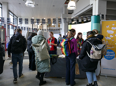 Infostand mit Studierenden