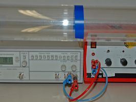 In der Länge veränderbares Plexiglasrohr mit Tonfrequenzgenerator und Laursprecher