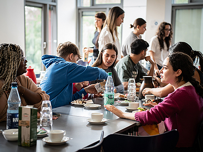 Internationale Studierende beim Begrüßungsfrühstück in der Mensa