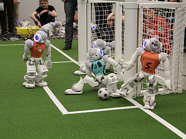 RBei der RoboCup 2018, nahm B-Human an dem Wettbewerb für gemischte Teams zusammen mit rUNSWift aus Sydney, Australien, teil. Das Foto zeigt einen schönen Querpass.