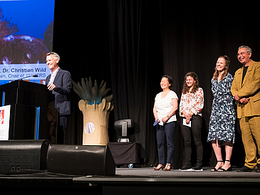 Christian Wild mit seinem Team bei der Eröffnungsveranstaltung des 15. Internationalen Korallenriffsymposiums im Juli 2022 in Bremen