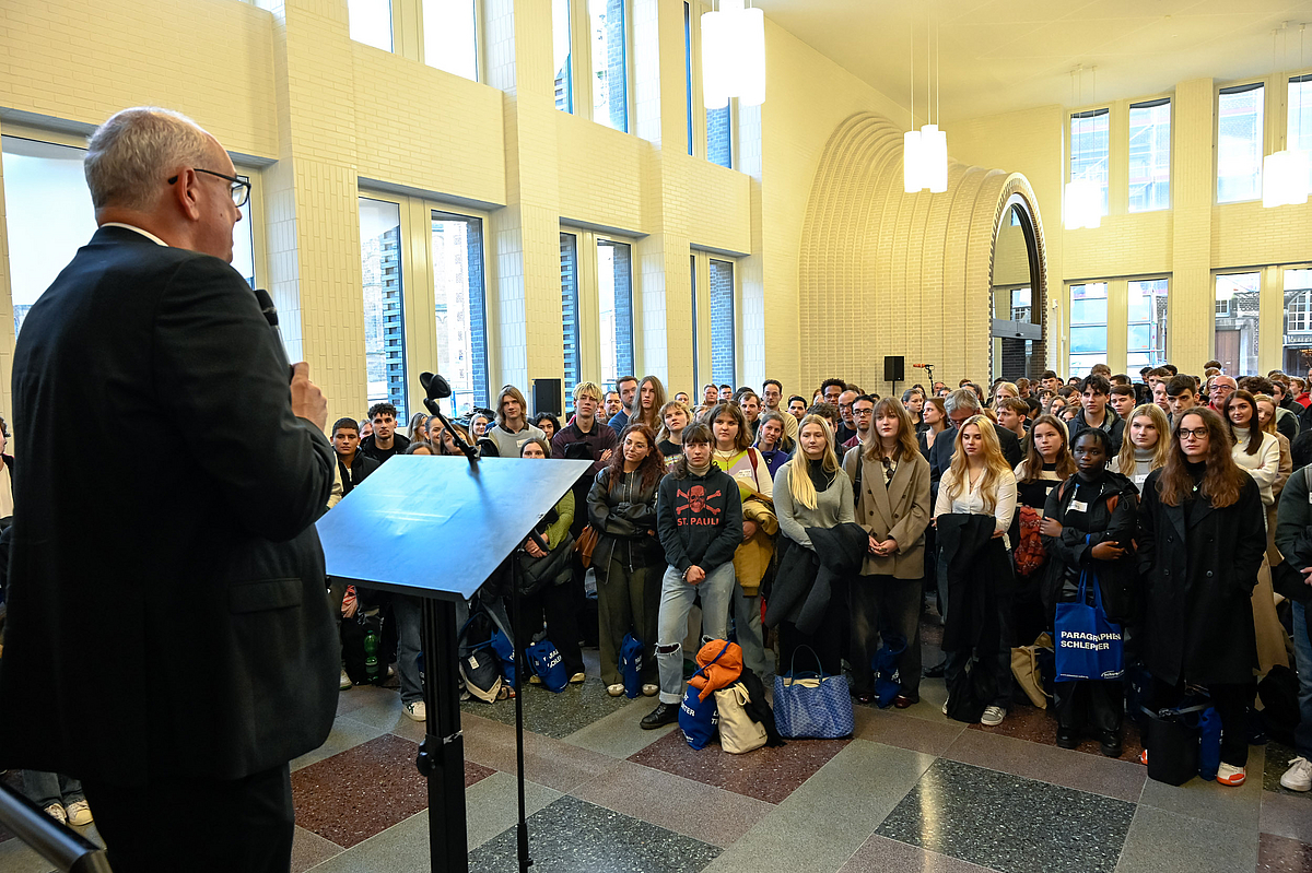 Bürgermeister Bovenschulte hält eine Rede anlässlich der Eröffnung der Uni Bremen in der City / Jura Fachbereich