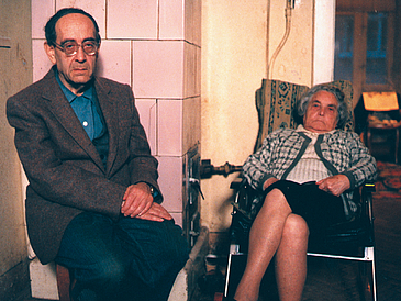 Film still, sitzender Mann und sitzende Frau