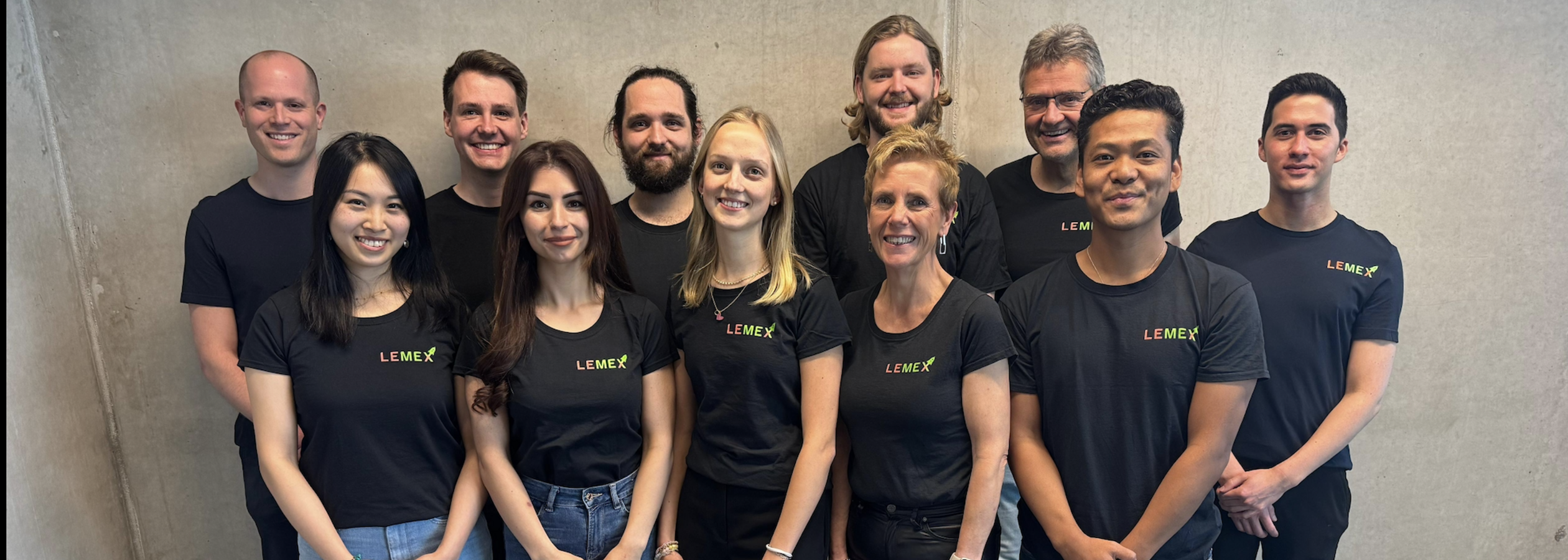 Wiwi Gebäude Gruppenfoto mit den Mitarbeitern vom Lemex